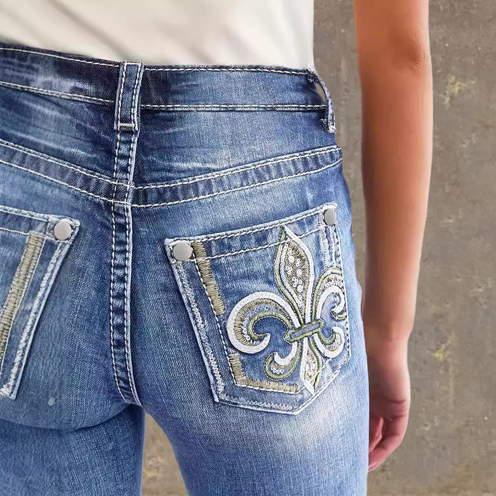 Dame udvidede jeans i vintage stil med kvalitetsdetaljer og raffineret broderi Skovae