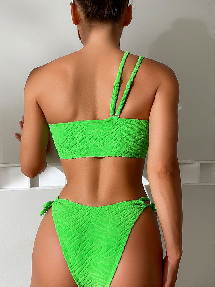 Dame trekant bikini med raffinerede flæser og asymmetrisk strop Skovae