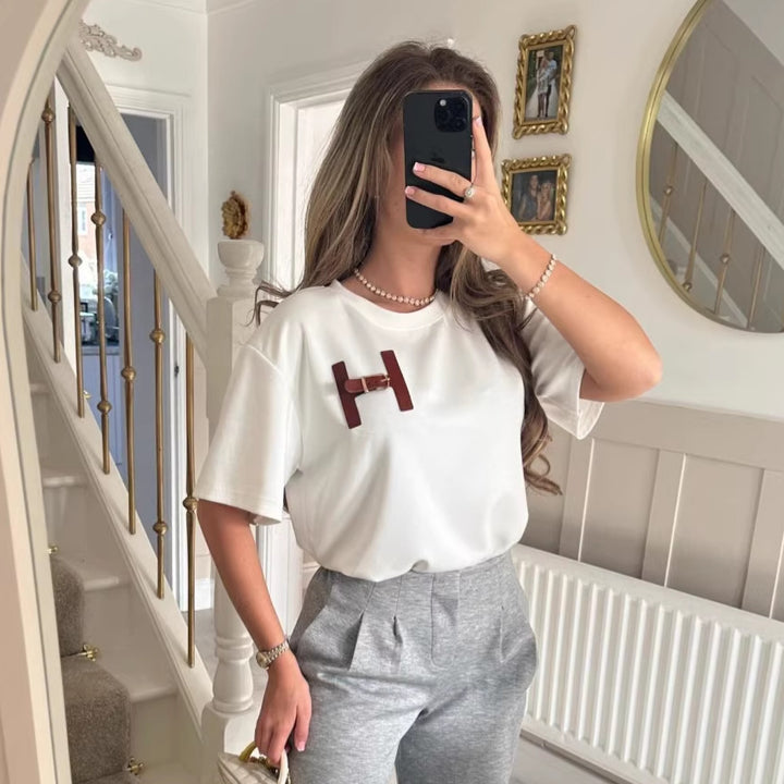 Kvinders fashionable t-shirt med unikt logo detalje og afslappet pasform