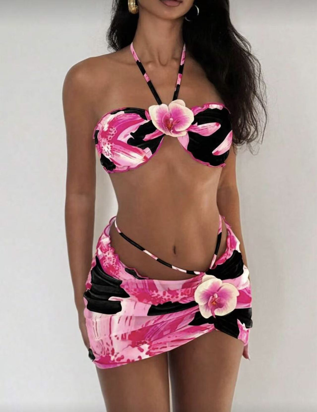 Dame bikini-sæt med floralt design og legesyg omslagsskjørt Skovae