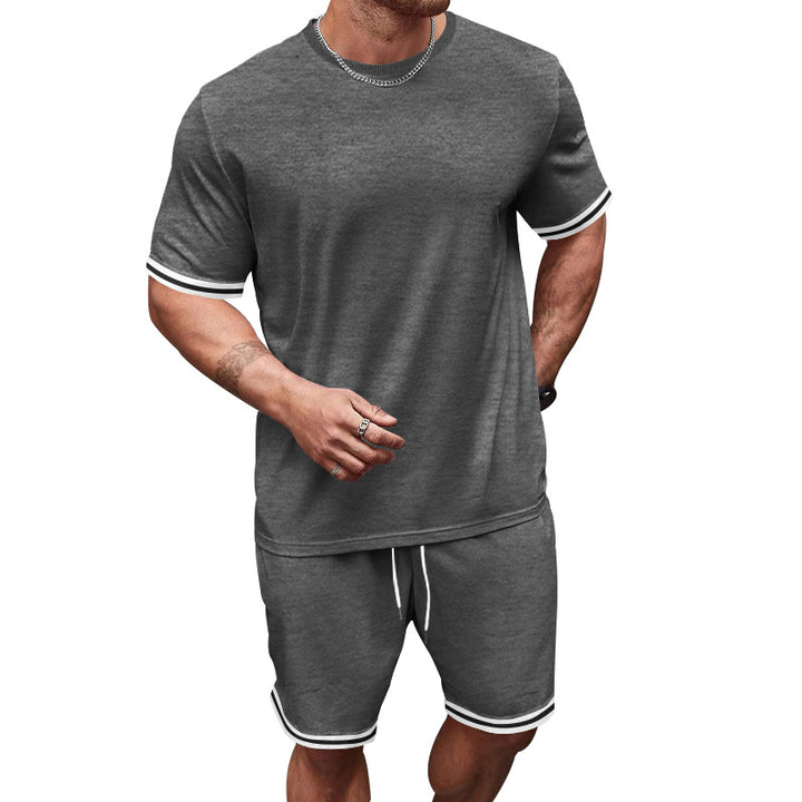 Herre nan sporty jersey sæt bestående af kortærmet t-shirt og bermuda shorts med kontraststriber, elastisk talje og skrålommer Skovae