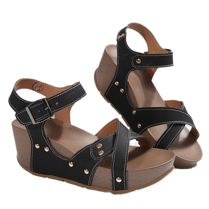 Dame Wedge-sandaler med fashionable stropper og dekorative nitter Stilla