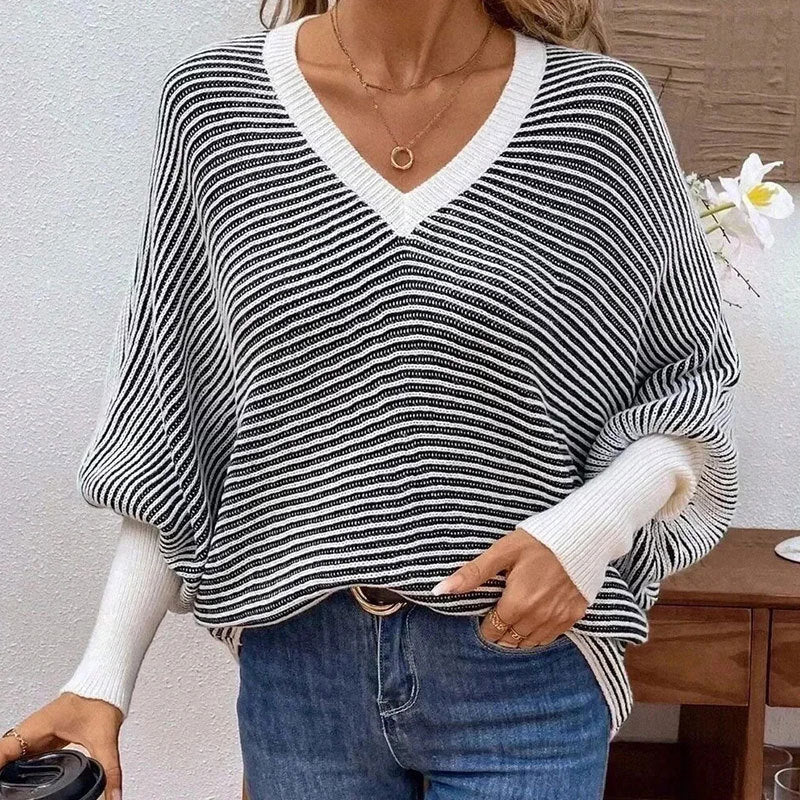 Kvinders strikkede sweater i et moderne stribet look med V-hals Stilla