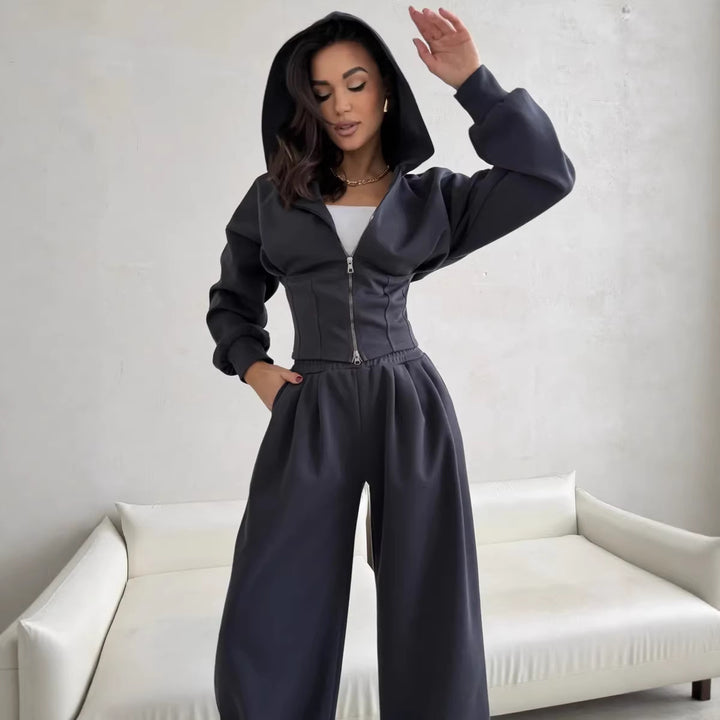 Kvinders afslappede cropped hoodie og brede bukser i urban stil Skovae