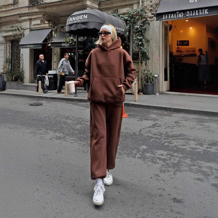 Kvindernes oversized hættetrøje og brede joggingbukser i afslappet look Skovae