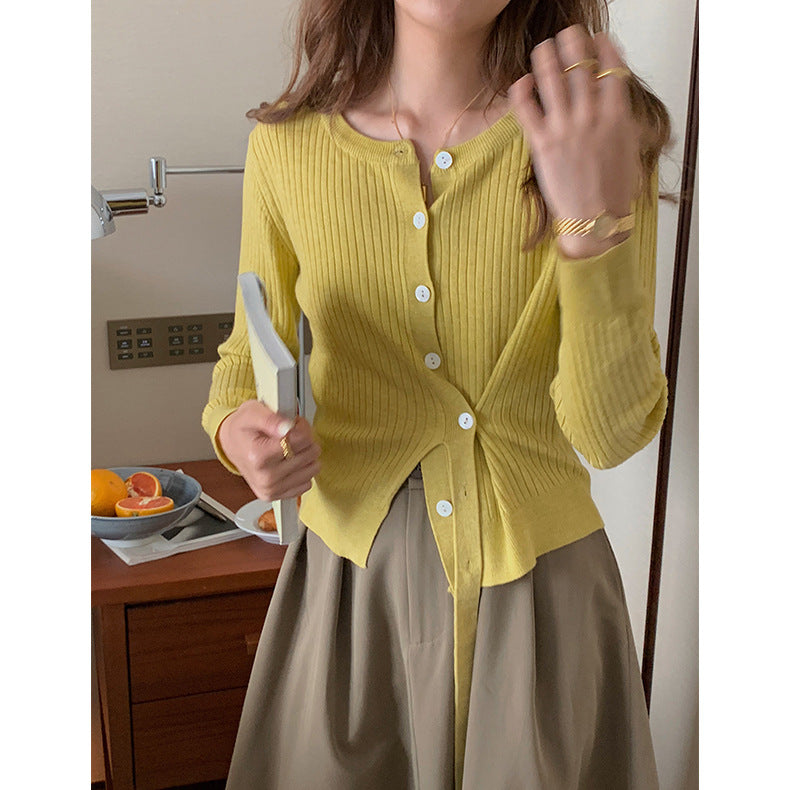 Dame cardigan med fint ribdesign og moderne knapdetaljer Stilla