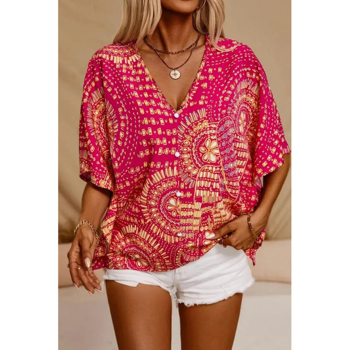 Dame strandbluse i afslappet boho-stil med farverige mønstre og voluminøse ærmer Skovae