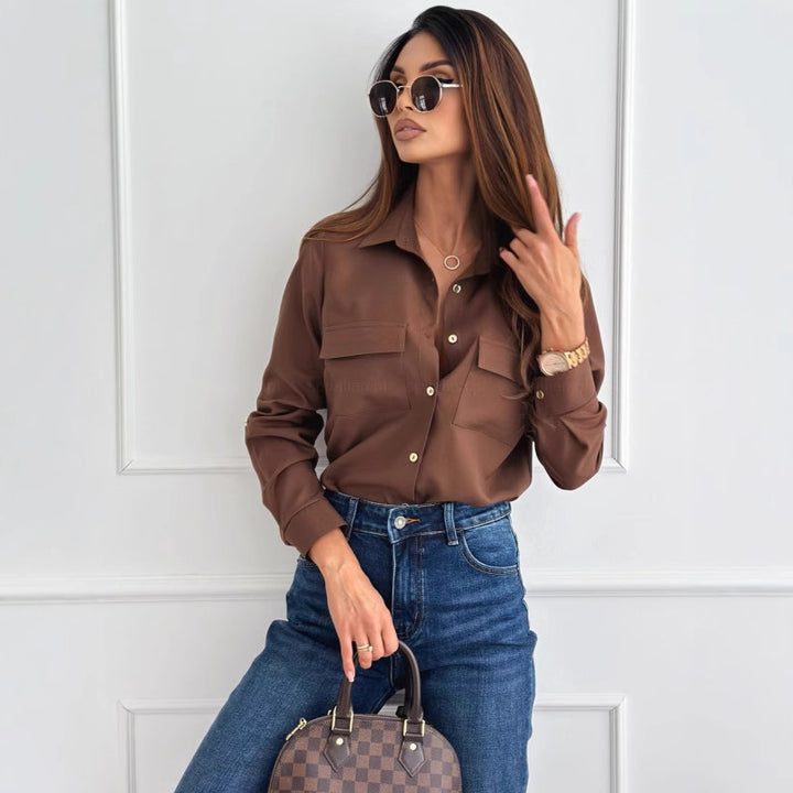 Kvinders bluse med knapbare brystlommer og elegant pasform Stilla