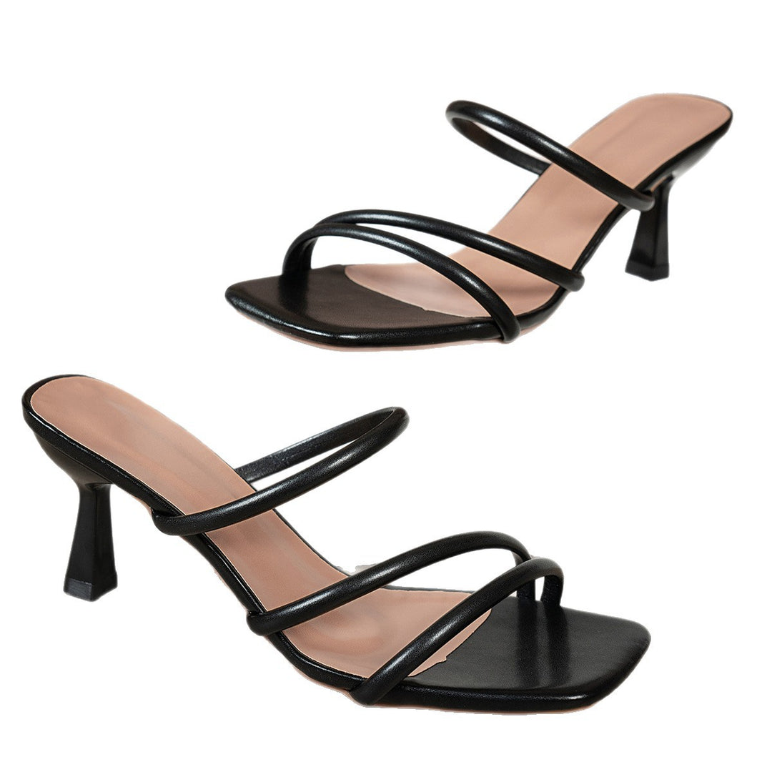 Dame nan minimalistische sandal med tre smalle stropper, kvadratisk tåform og feminin trapezhælhæl Skovae