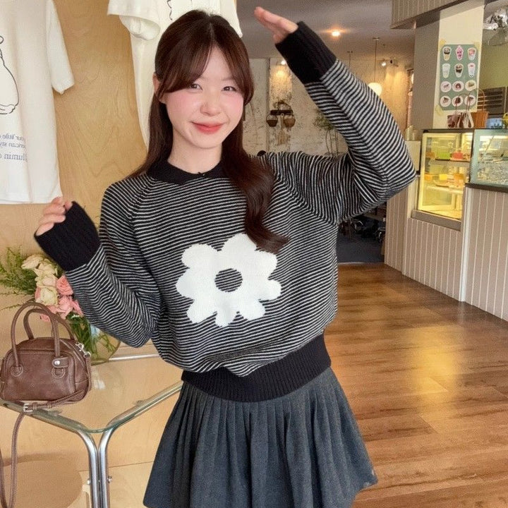 Kvinders stribede sweater med blomstertilbehør og afslappet snit