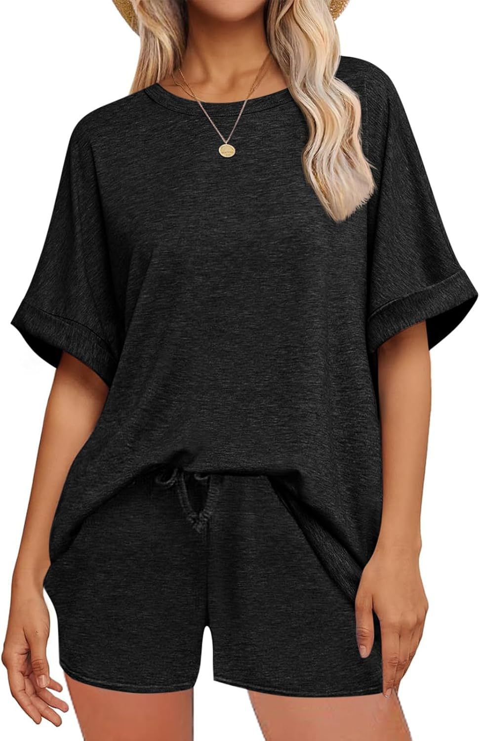 Dame afslappet fritids-sæt med oversized T-shirt og shorts Skovae