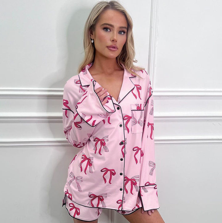 Dame pyjamasæt med muntert båndmønster og elegante knapdetaljer Stilla