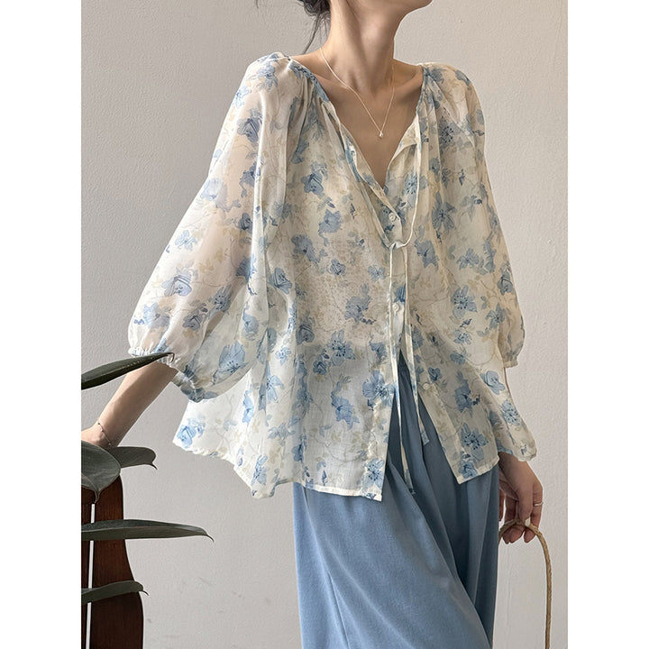 Damebluse med blomstertryk og justerbart bindingbånd Stilla