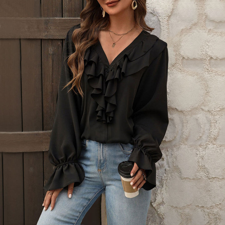 Damebluse med elegante ruffle-detaljer og chic V-hals Stilla