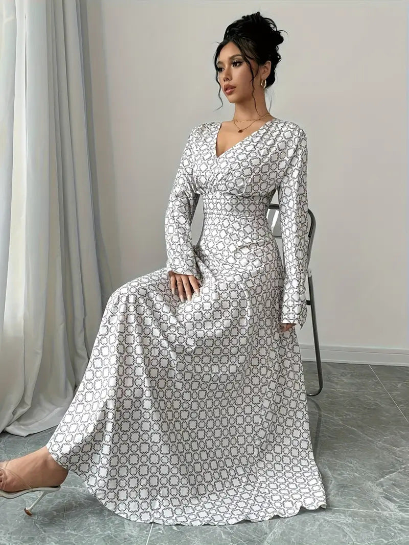 Dame elegant maxikjole med dyb V-udskæring og moderne mønster Stilla