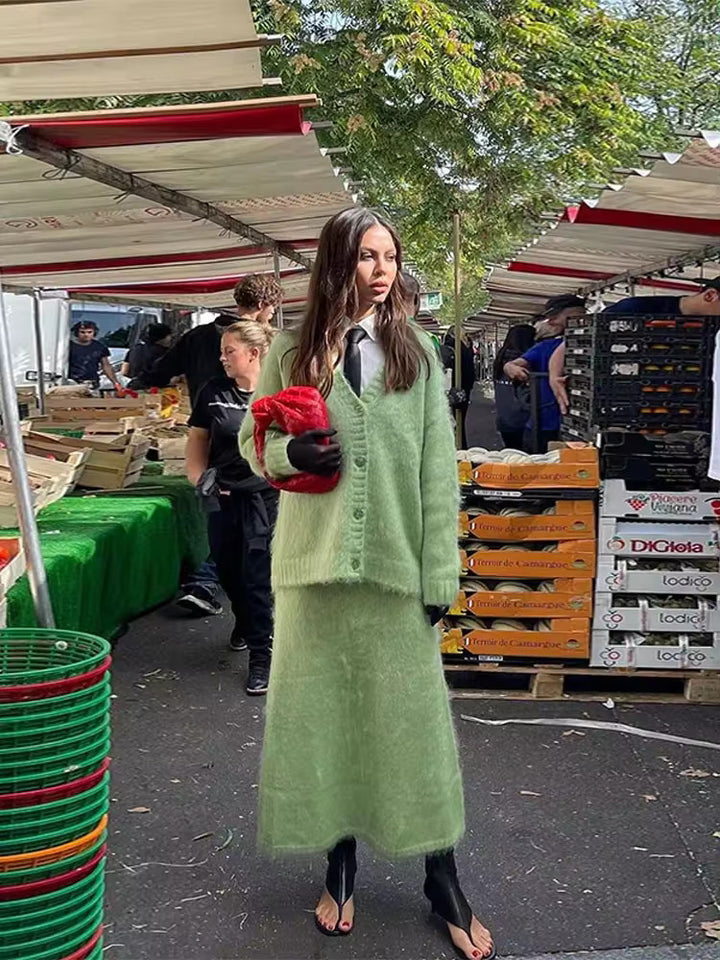 Damers elegant cardigan og nederdel af Stilla