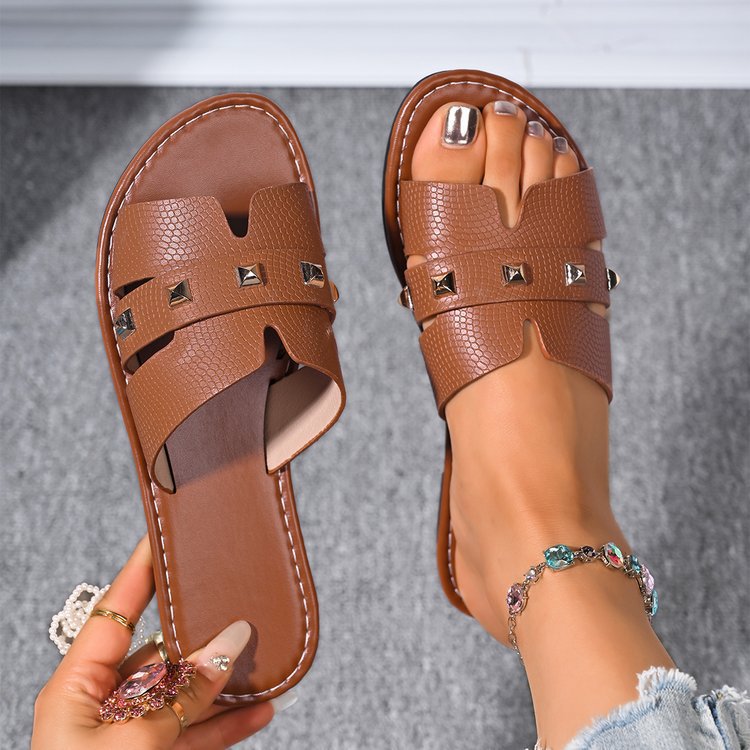 Dame Slip-On Sandaler med moderne nitaapplikationer og behagelig fodsengsdesign Stilla