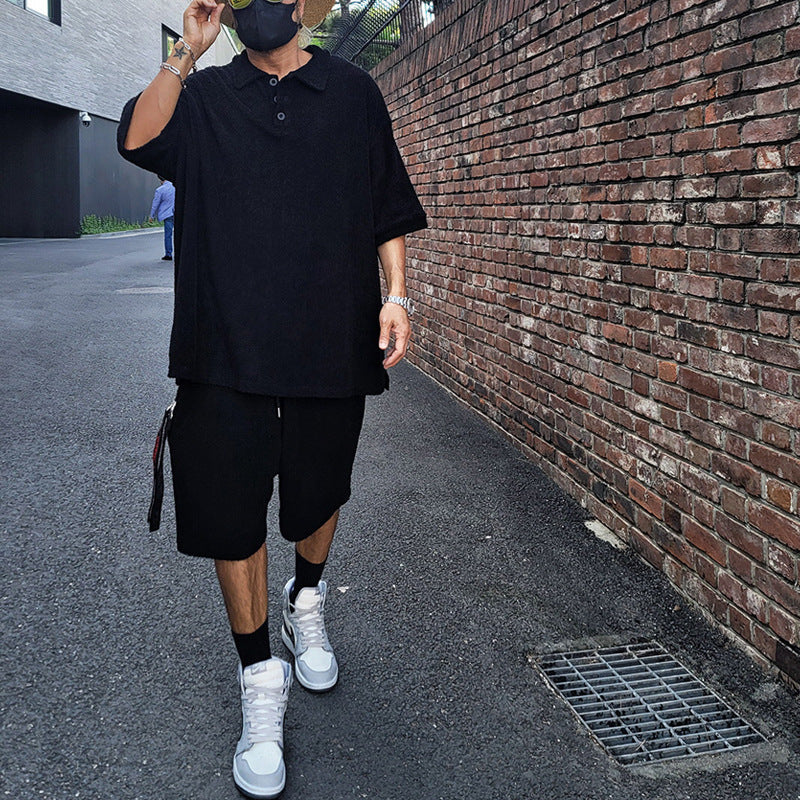 Herrer nan urban bred fritids-sæt med Henley-krave, forlænget bredt skåret skjorte og knælange jersey-shorts Skovae