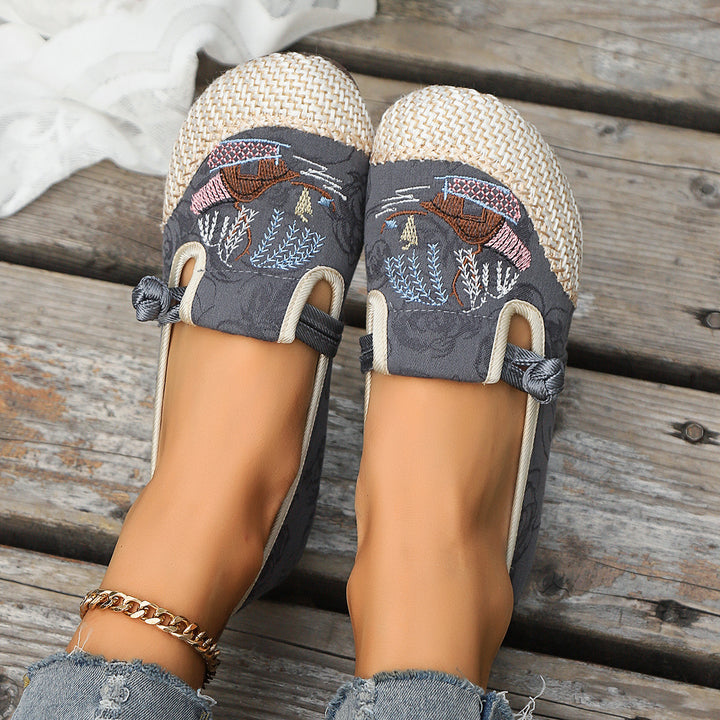 Dame modische Slippers med dekorativt broderimotiv og komfortabel sål Stilla