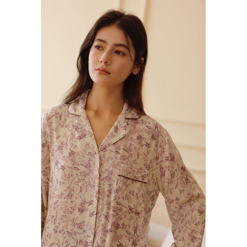 Dame Silke Pyjamas med blomstermønster og elegant knaplukning Stilla