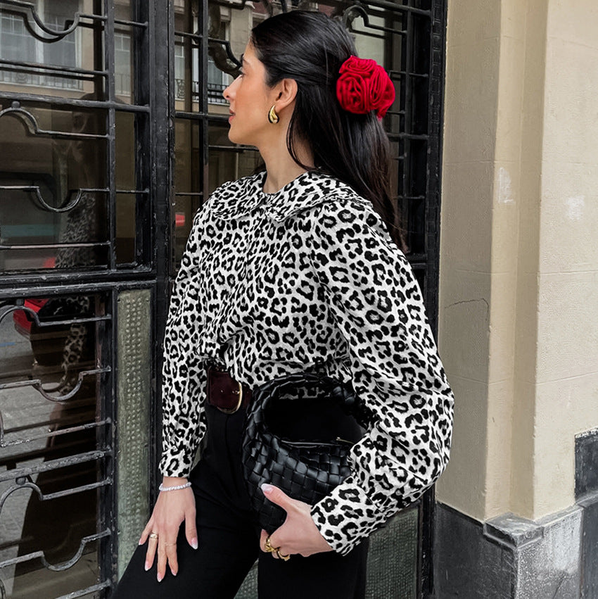 Damebluse med leopardmønster og legesyge krave Stilla