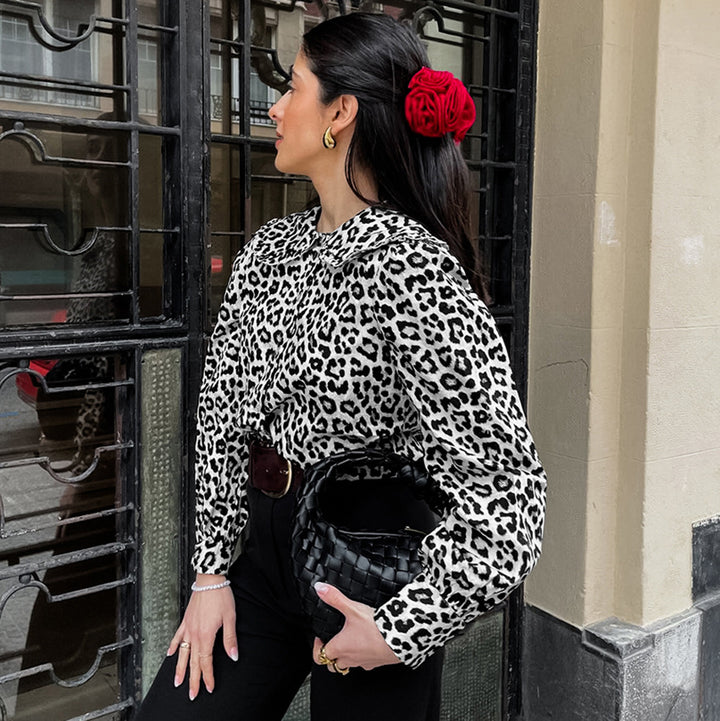 Damebluse med leopardmønster og legesyge krave Stilla