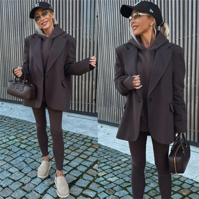 Damer fashionabel blazer med integreret hætte og stilfulde bukser Skovae