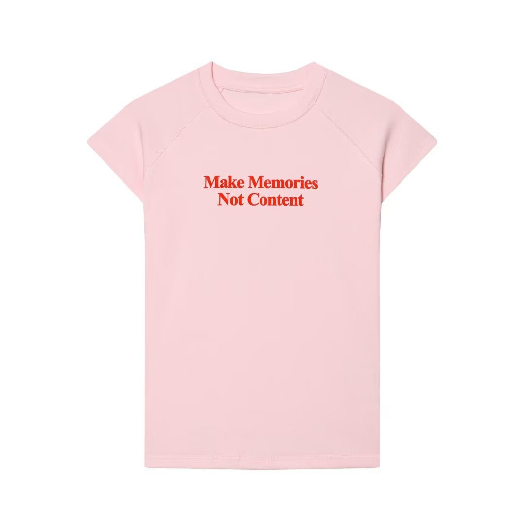 Dame T-shirt med moderne skrift og afslappet snit Skovae