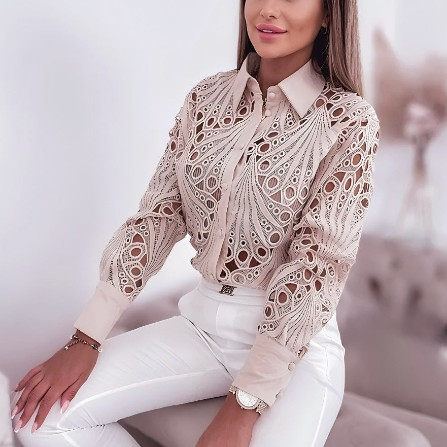Damer elegant bluse med kunstnerisk hulmønster og stilfuld krave Stilla