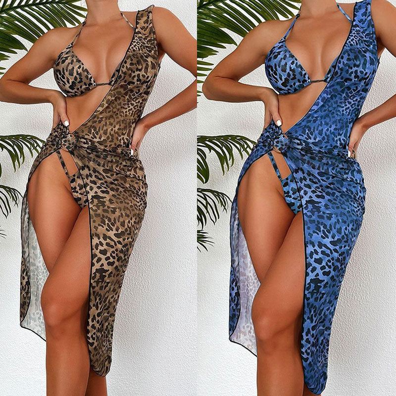 Dame triangel-bikini med moderne halterneck-top og gennemsigtig sarong drape