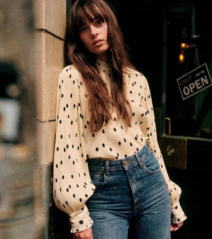 Damebluse i trendy punktmønster med elegante pufærmer og høj krave Stilla