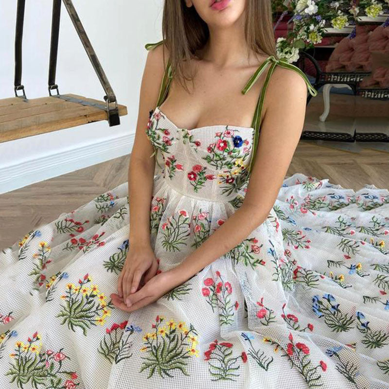 Dame sommermaxikjole med blomsterbroderier og praktiske lommer Stilla