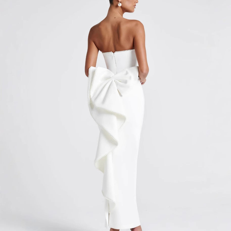 Damernes elegante tætsiddende maxi kjole med off-shoulder design og fashionable flæser