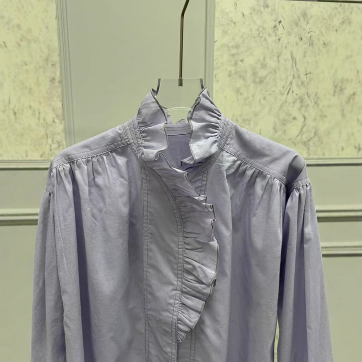 Dame Langærmet bluse med voluminøse ruffles detaljer og elegant krave Stilla
