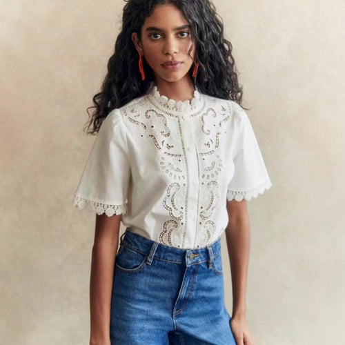 Damebluse med kunstneriske hulbroderier og elegante flæser Stilla