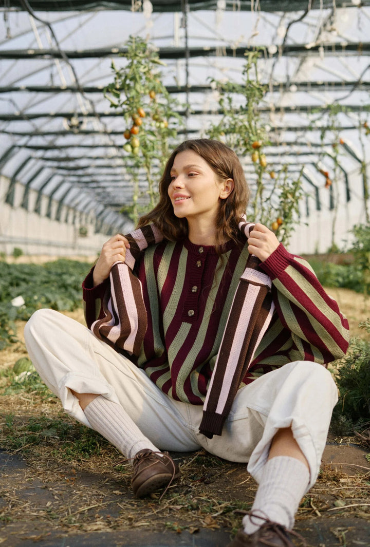 Kvinders stripet oversized sweater med knaplukning og dyb V-hals Stilla