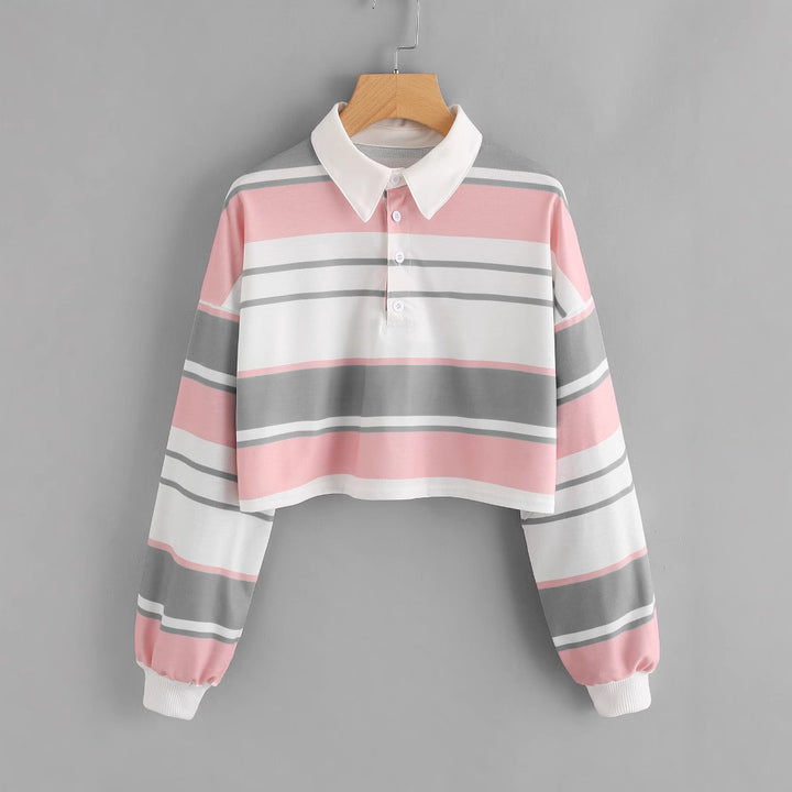 Kvinders polo shirt i et afslappet crop design med et stilfuldt farveblok mønster Skovae