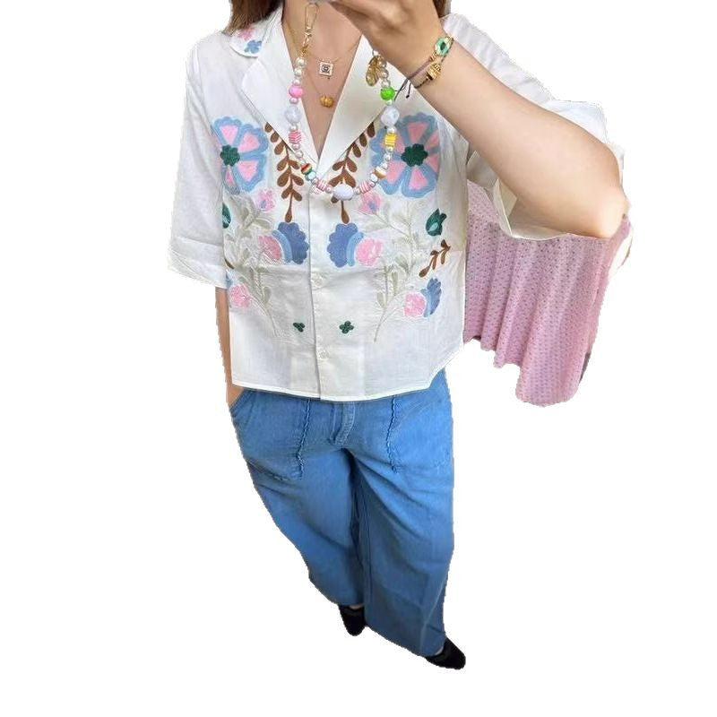 Dame kortærmet bluse med detaljeret blomsterbroderi og moderne snit Stilla