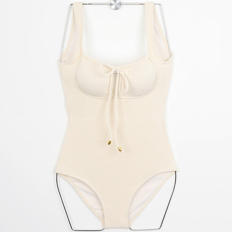 Dame ein-delt badedragt med højt lukket top design og moderigtigt snørebånd detalje Skovae