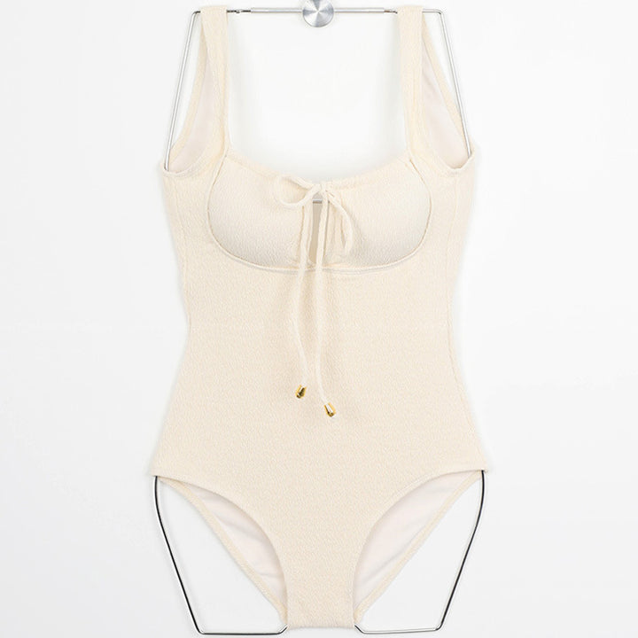 Dame ein-delt badedragt med højt lukket top design og moderigtigt snørebånd detalje Skovae