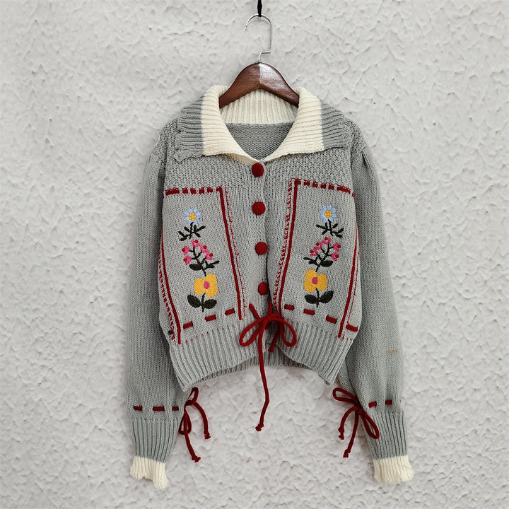 Kvinde cardigan med blomst broderi og moderne snorelukning Stilla