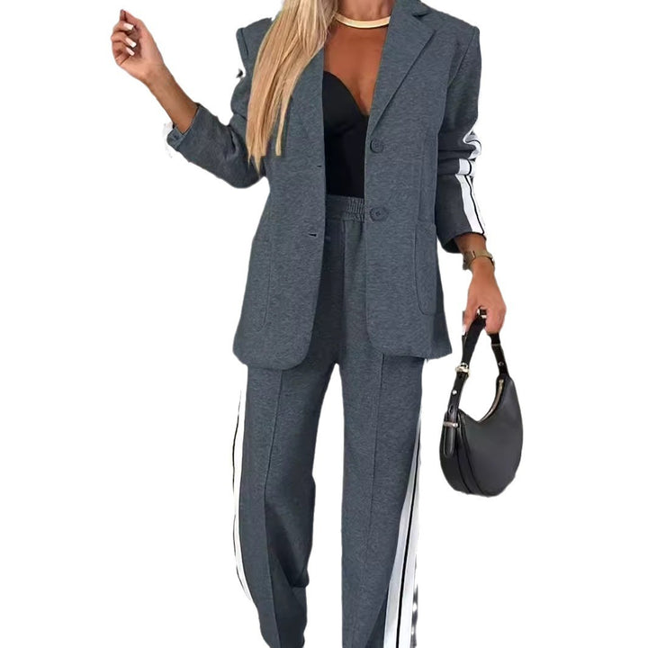 Dame nan elegant blazer-sæt i sportchic med kontrasterende sidelænder og elastisk buks Skovae
