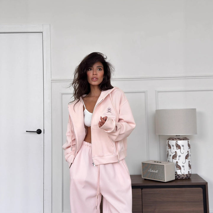 Kvinders hyggelige athleisure sæt med cropped hoodie og brede sweatpants Stilla