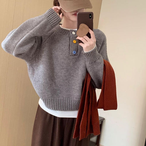 Kvinders hyggelige sweater med farverige knapdetaljer og blødt materiale Stilla
