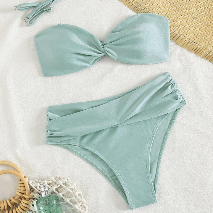 Dame Bandeau-bikini med moderne knudedesign og figursyet underdel Skovae