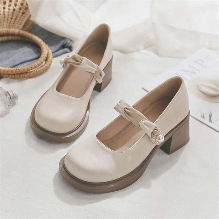 Dame elegante Mary Jane Pumps med modig rem og smart perle-detail Stilla