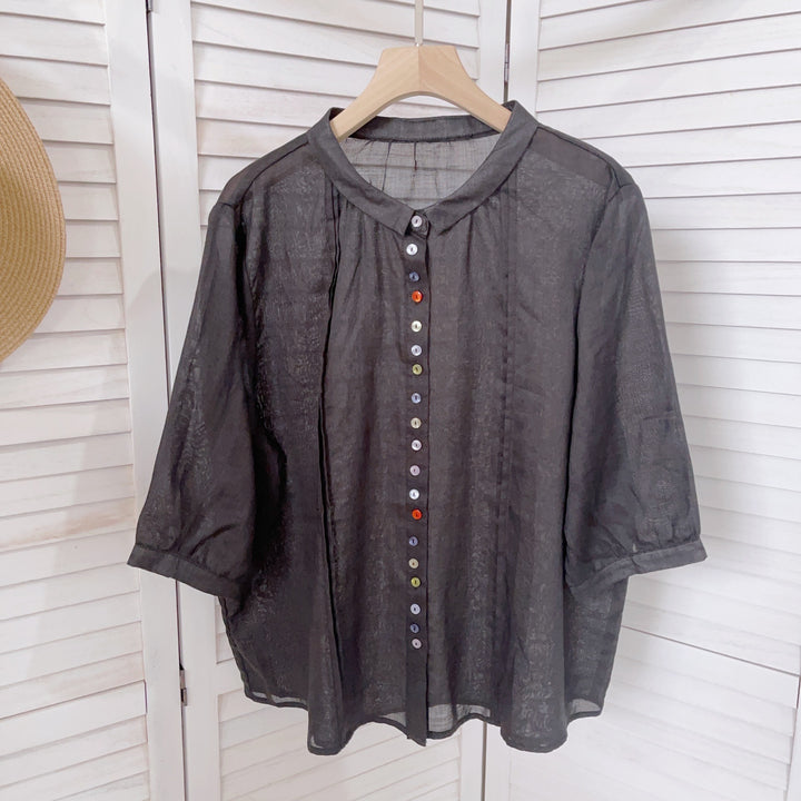 Femme Let Button-Up Bluse med Farverigt Knapdetalje Stilla
