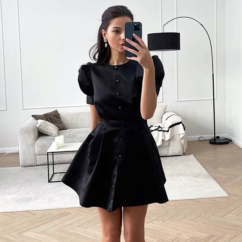 Dame Minikjole med voluminøse puffærmer og elegant knapdesign Stilla
