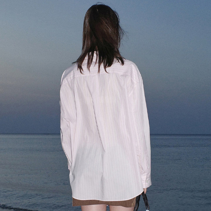 Dame oversized skjorte med fine striber og afslappet snit Stilla