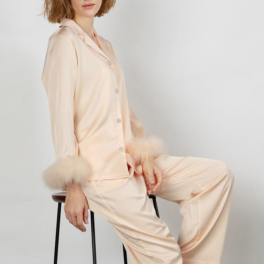 Dame Satin Pyjamakombi med luksuriøs fjerbesætning Stilla